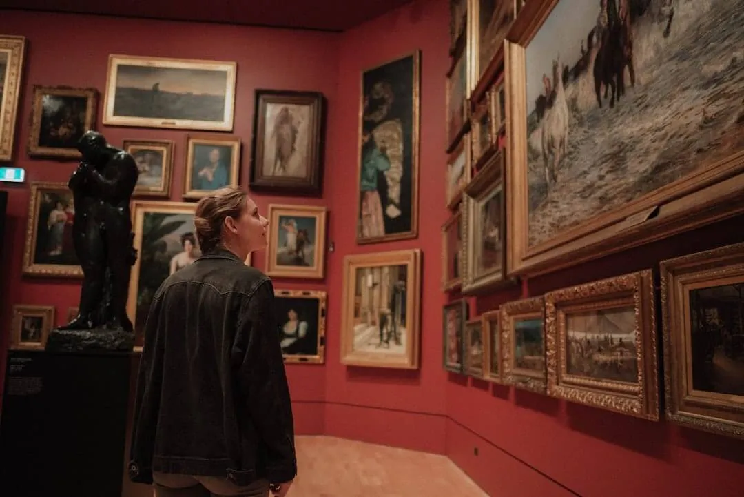 des peintures dans un musée