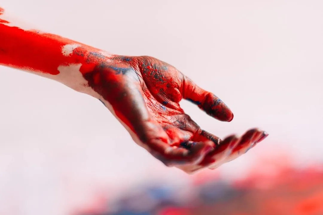 Une main couverte de peinture