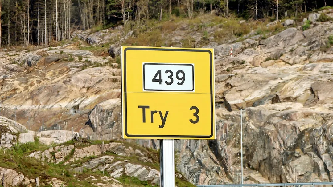 439 panneau de signalisation routière en Norvège, indication Try 3 sur un fond rocheux et forestier, symbole de navigation et de découverte en voyage.