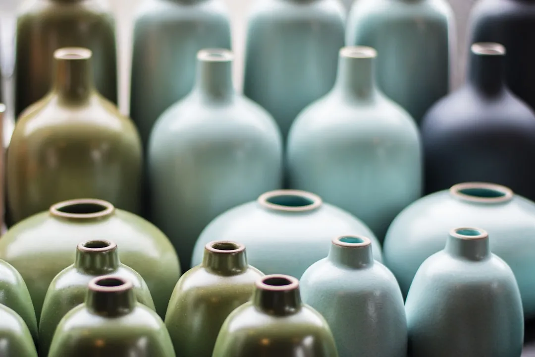 Vases en céramique de différentes couleurs, art de la poterie, décoration intérieure, objets artisanaux, design artisanal de poterie.
