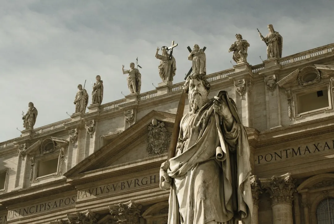 Pierre tombale de saint paul basilique saint-paul-voeur Rome apôtre christianisme patrimoine historique site religieux saint paul apôtre statues sculptures architecture ancienne images monuments culture religieuse op.